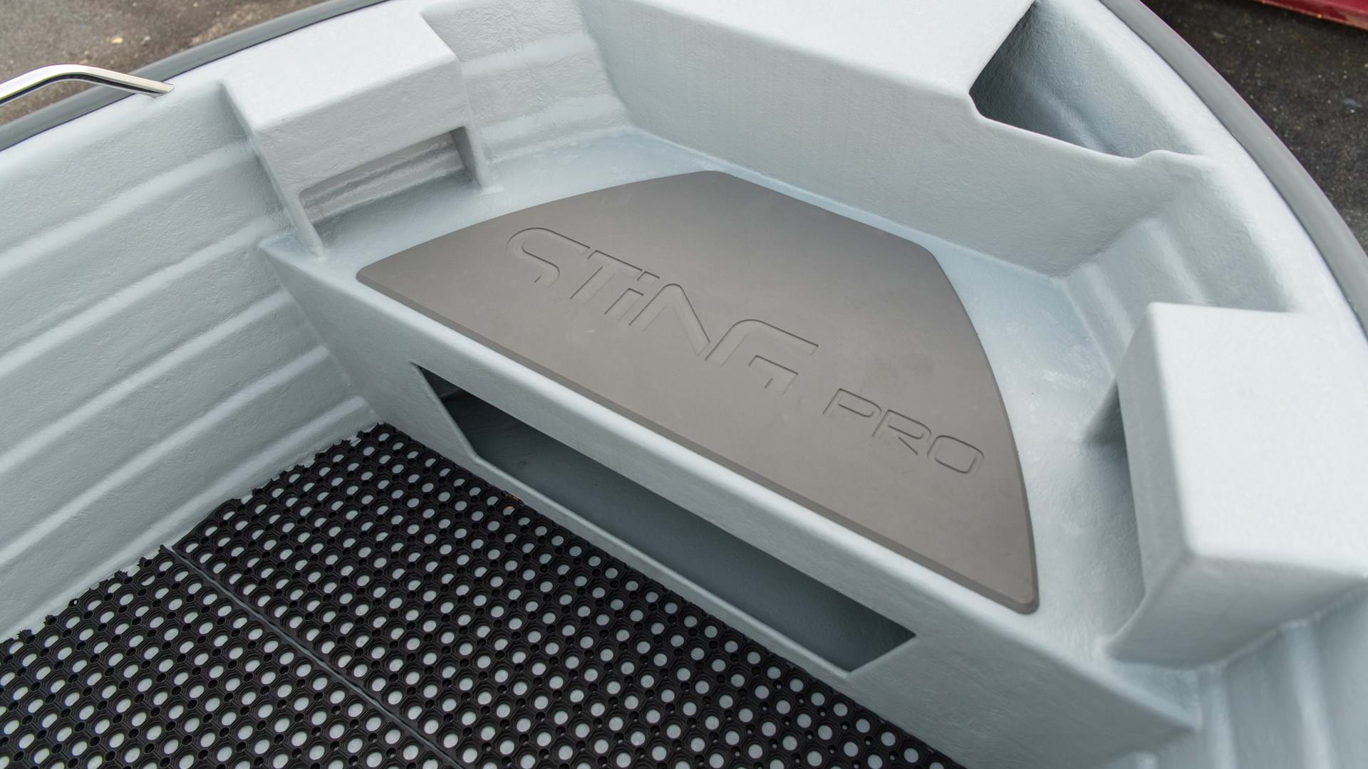 Sting 600 Pro HT Details Bow Luggage Space And Seating